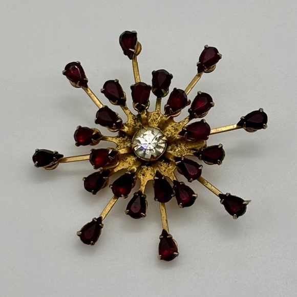 Vintage Starburst Brooch or Pendant With Faceted Prong Set Faux Garnets Unmarked - Picture 2 of 7